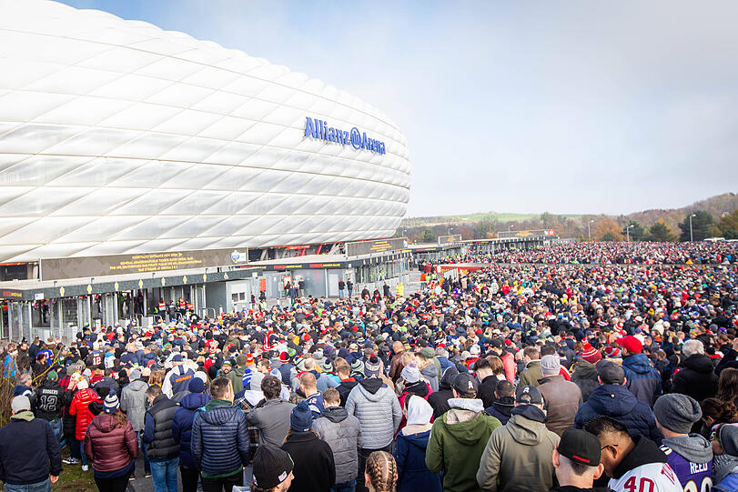 Schon Stunden vor Spielbeginn versammelten sich tausende NFL-Fans auf der Esplanade und stimmten sich gemeinsam auf das Mega-Spektakel ein. Klicken Sie sich durch unsere Bilderstrecke zum Mega-Event!
