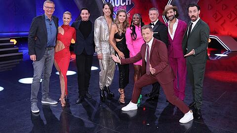 "Jauch gegen Let's Dance": V.l.: Günther Jauch, Kathrin Menzinger, René Casselly, Jorge González, Victoria Swarovski, Motsi Mabuse, Moderator Oliver Pocher, Joachim Llambi, Massimo Sinató und Jan Köppen.