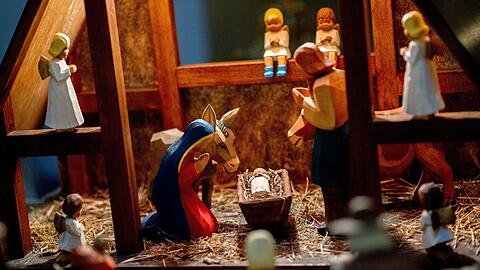 Eine Krippe mit dem Jesuskind. Zwar nicht im Stall, dafür in einer Obdachlosenunterkunft musste eine jemenitische Frau unterkommen. Obwohl sie legal in Deutschland ist.