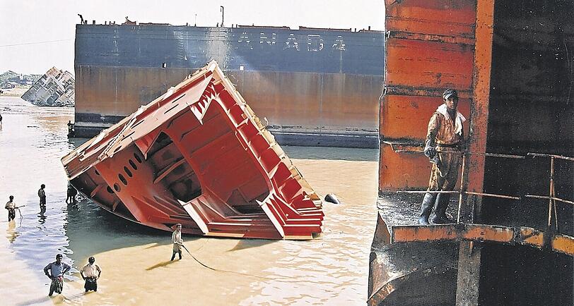 Mit bloßen Händen und Stahl-Seilen ziehen die &bdquo;Eisenfresser&ldquo; ausgemusterte Tanker an Land. Im Norden von Bangladesch finden sie keine Arbeit.