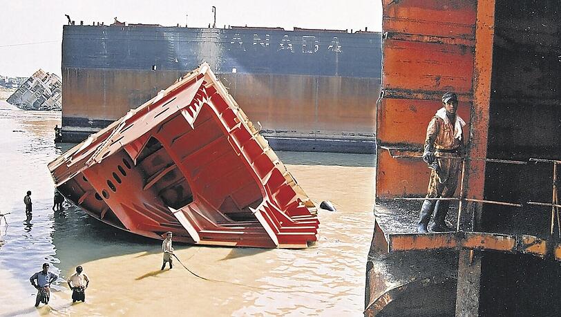 Mit bloßen Händen und Stahl-Seilen ziehen die „Eisenfresser“ ausgemusterte Tanker an Land. Im Norden von Bangladesch finden sie keine Arbeit. Mit bloßen Händen und Stahl-Seilen ziehen die „Eisenfresser“ ausgemusterte Tanker an Land. Im Norden von Bangladesch finden sie keine Arbeit.