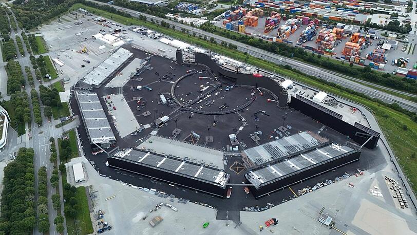 Zwei Wochen Zeit haben die Arbeiter noch, um die Arena aufzubauen. Entsprechend geschäftig sieht es auch von oben aus.