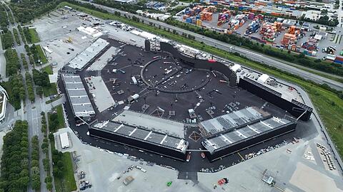 Zwei Wochen Zeit haben die Arbeiter noch, um die Arena aufzubauen. Entsprechend geschäftig sieht es auch von oben aus.
