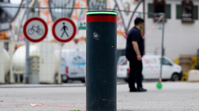 Versenkbare Poller sollen verhindern, dass Fahrzeuge auf das Gel&auml;nde rasen. (Archivbild)