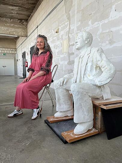 Die stolze Künstlerin Ioana Luca mit dem Gips-Modell im April. Danach ging es für das Kunstwerk in die Gießerei.
