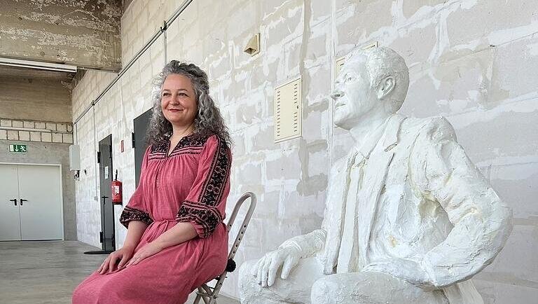 Die stolze Künstlerin Ioana Luca mit dem Gips-Modell im April. Danach ging es für das Kunstwerk in die Gießerei. Die stolze Künstlerin Ioana Luca mit dem Gips-Modell im April. Danach ging es für das Kunstwerk in die Gießerei.