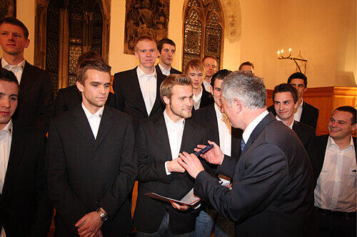 Nürnbergs Mannschaft des Jahres 2008: Hockey-Olympiasieger Max Müller nahm von Sport-Bürgermeister Horst Förther die Ehrung für sein NHTC-Bundesliga-Team entgegen.