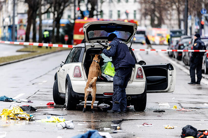 Die Polizei untersucht mit einem Spürhund ein Auto unweit des Stiglmaierplatz.