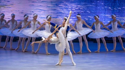 Das Grand Classic Ballet begeistert mit Tschaikowskis ''Schwanensee'' auf der Bühne des Münchner Showpalasts.