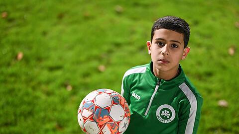 Der neunj&auml;hrige Fu&szlig;baller Wasen Al-Ali auf dem Sportplatz in Heisfelde.