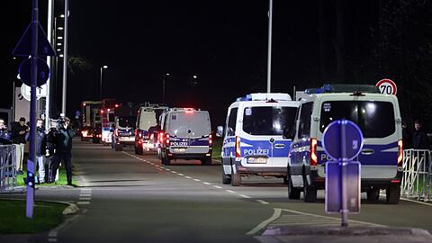 Gegen kurz nach 22.00 Uhr rollte der Konvoi am Dienstag los.