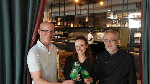 Laden im September zur Ess-Klasse ins Mona (v. l.): Inhaber Florian August, Serviceleiterin Annalisa Marcu und K&uuml;chendirektor Maurizio Asconti.