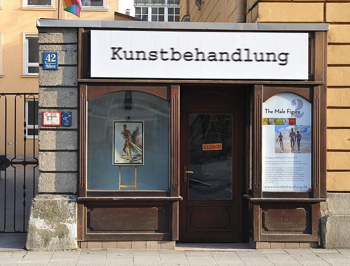 Absichtlich unscharfer Schriftzug: die &bdquo;Kunstbehandlung&ldquo; in der Müllerstraße 40.
