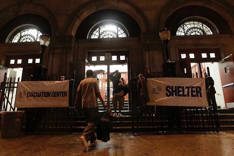 Hunderttausende haben ihre Häuser und Wohnungen verlassen. Ein Mann betritt eines der Evakuierungszentren in New York.
