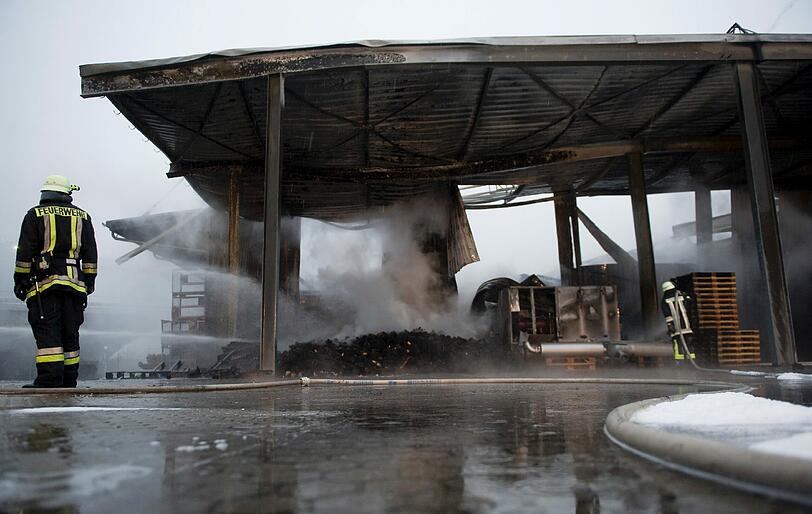Millionenschaden bei Brand von Lagerhalle &ndash; Ursache für Feuer im Regensburger Hafen weiter unklar