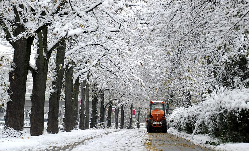 Großeinsatz für die Räumdienste: Über Nacht ist München zum weißen Winterwunderland geworden.