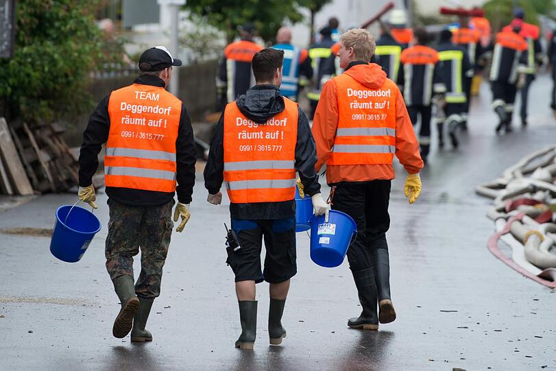 Berge von Sperrmüll liegen nach dem Hochwasser in Fischerdorf auf den Straßen