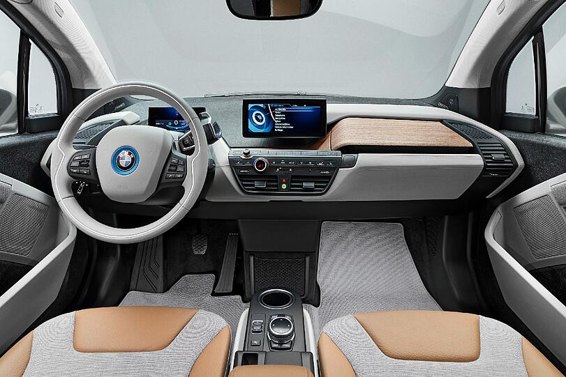 Enthüllt: BMW zeigt erstmals das endgültige Design des Elektroflitzers i3. Außen wirkt er etwas rundlich, innendrin ist er BMW-typisch cool-elegant gestylt.