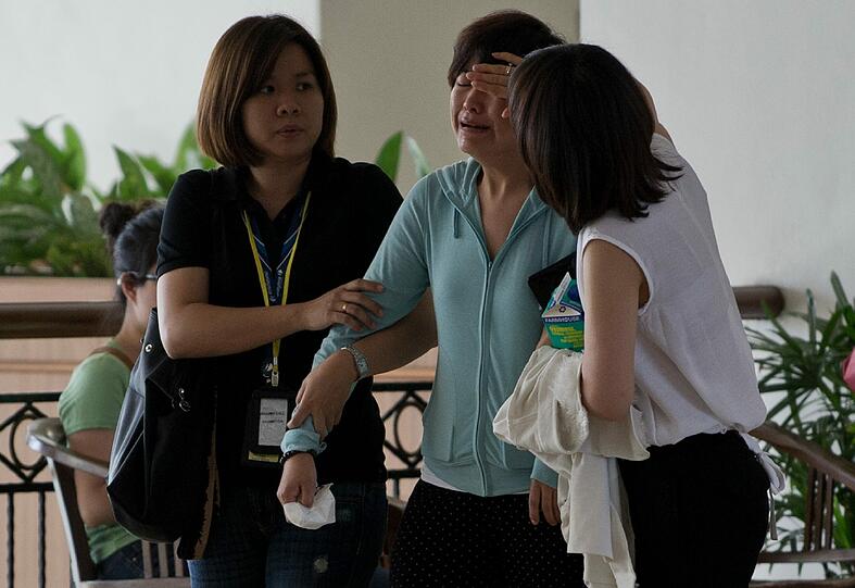 Tumultartige Szenen vor der malaysischen Botschaft in Peking. Die Angehörigen der Opfer von Flug MH370 demonstrieren für eine schnell Aufklärung der Unglücksumstände.