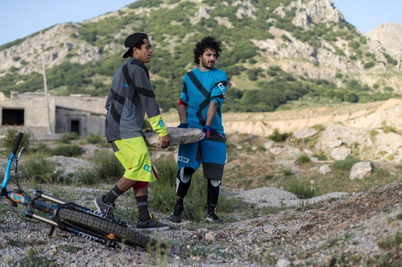 Die Bike Wear Kollektion von ION wurde 2014 um viele Styles und Colorways erweitert und bietet ein perfektes Outfit für jeden Biker.