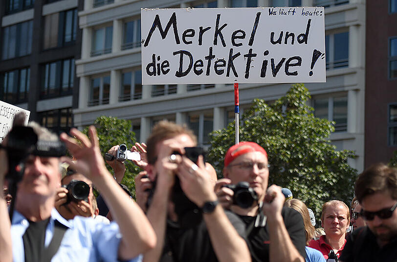 Teilnehmer einer Demonstration von Unterstützern des Internetportals Netzpolitik.org.