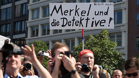 Teilnehmer einer Demonstration von Unterstützern des Internetportals Netzpolitik.org.