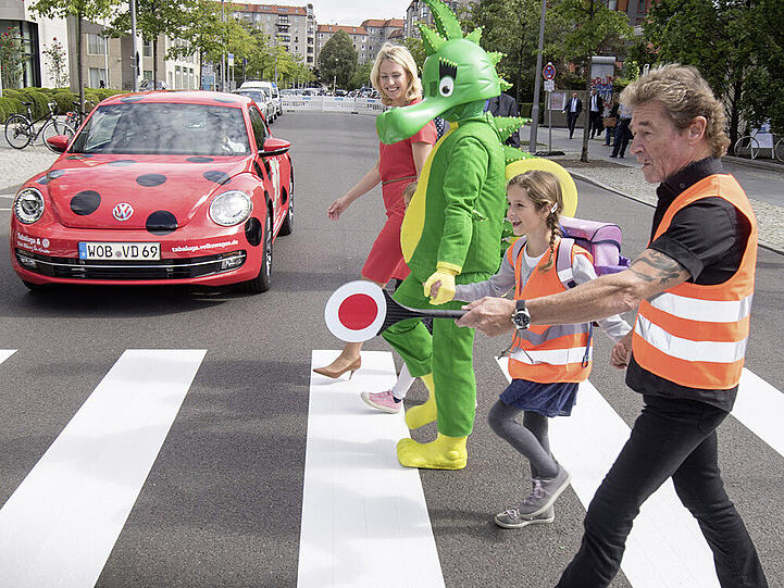 Peter Maffay als Schülerlotse mit Kindern, Tabaluga und Ministerin Schwesig in Berlin