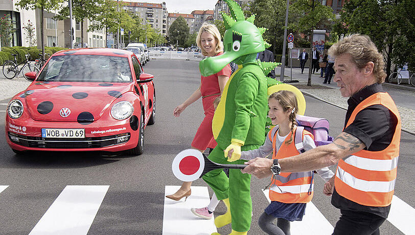 Peter Maffay als Schülerlotse mit Kindern, Tabaluga und Ministerin Schwesig in Berlin Peter Maffay als Schülerlotse mit Kindern, Tabaluga und Ministerin Schwesig in Berlin