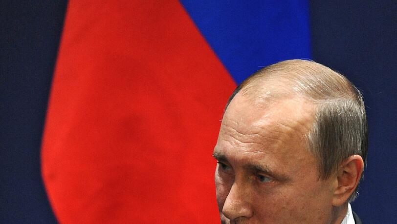 Nach seinem nicht angekündigten Besuch auf der Krim reiste Putin noch in der Nacht zurück nach Moskau. Nach seinem nicht angekündigten Besuch auf der Krim reiste Putin noch in der Nacht zurück nach Moskau.