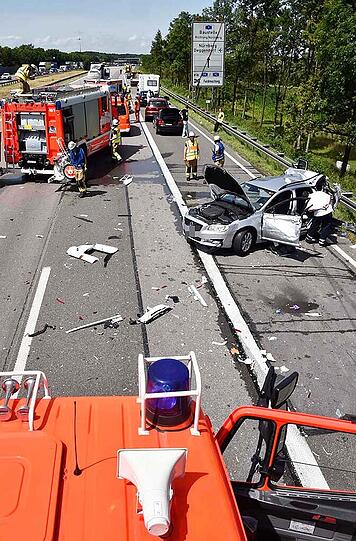 Bilder vom tödlichen Verkehrsunfall auf der A99 bei Unterföhring. Ein Lkw ist in ein Stauende gefahren, der Volvo wurde durch den Aufprall vollkommen zerstört. Eine Frau starb noch an der Unfallstelle.