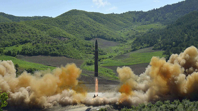 Das von der Nordkoreanischen Regierung zur Verfügung gestellte Foto zeigt den Start einer Interkontinentalrakete vom Typ Hwasong-14.