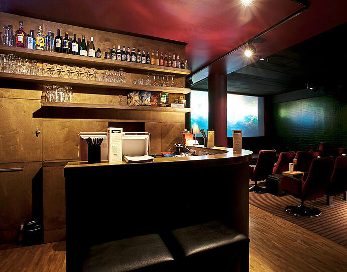 Das Monopol Kino in der Schleißheimerstraße 127 hat eine Bar mit Wein, Snacks und Kinosesseln, die man auch zum Filmeschauen mieten kann.
