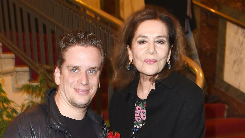 Hannelore Elsner und ihr Sohn Dominik bei einer Filmpremiere 2016. Hannelore Elsner und ihr Sohn Dominik bei einer Filmpremiere 2016.
