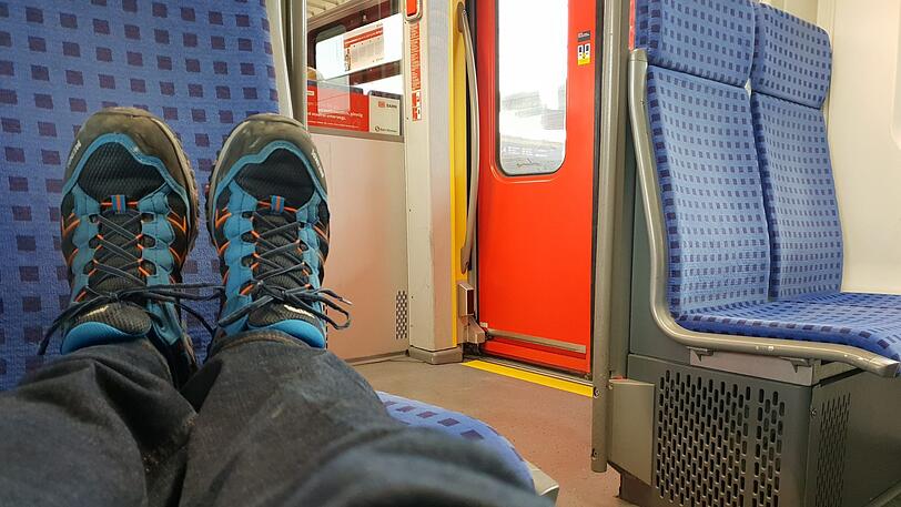 Füße auf dem Sitz einer S-Bahn (Symbolbild).