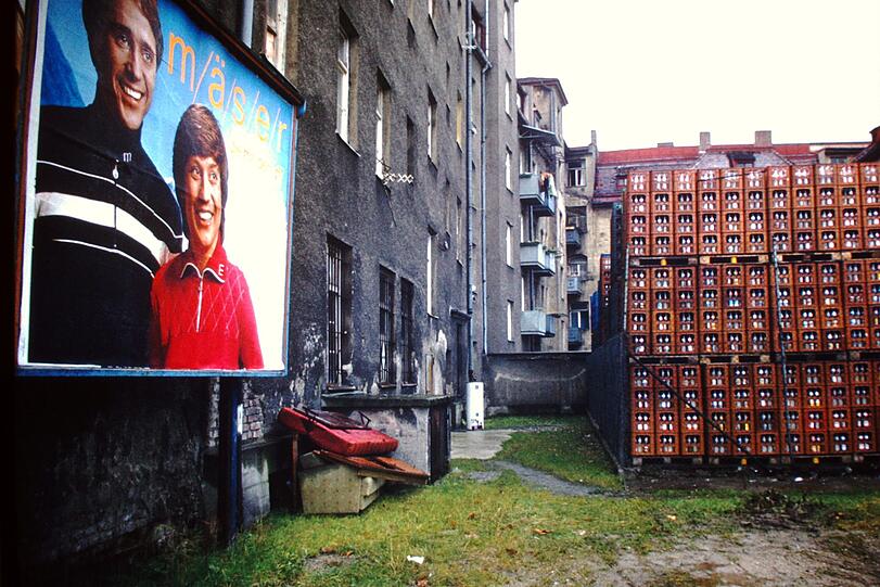 Schon in den 80ern machen die Neureuthers massiv Werbung. Auch interessant die Biertragl &ndash; direkt vor den Häusern gestapelt.