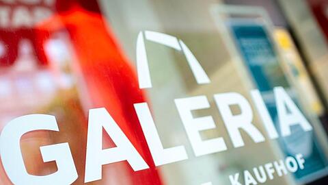 Die angeschlagene Warenhauskette Galeria Karstadt Kaufhof will nach Zugeständnissen der Vermieter sechs Filialen weniger schließen als ursprünglich geplant.