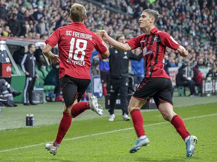 Freiburgs Torschütze Nils Petersen (l) jubelt mit Teamkollege Roland Sallai über den Treffer zum zwischenzeitlichen 1:1.