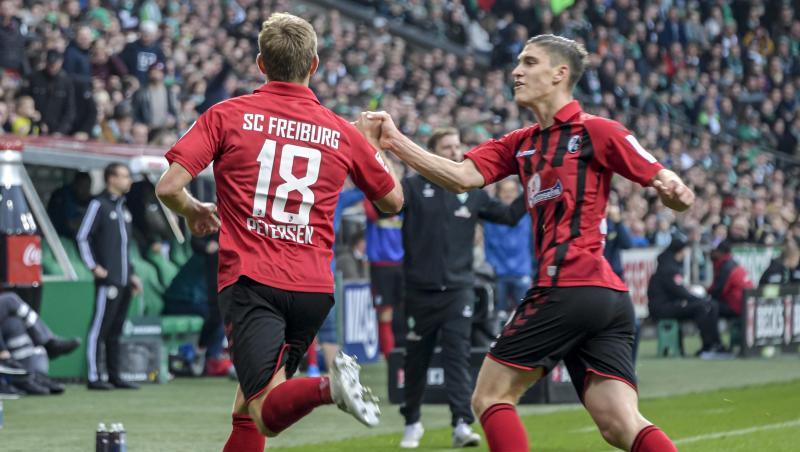 Freiburgs Torschütze Nils Petersen (l) jubelt mit Teamkollege Roland Sallai über den Treffer zum zwischenzeitlichen 1:1. Freiburgs Torschütze Nils Petersen (l) jubelt mit Teamkollege Roland Sallai über den Treffer zum zwischenzeitlichen 1:1.