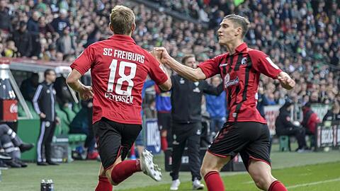 Freiburgs Torschütze Nils Petersen (l) jubelt mit Teamkollege Roland Sallai über den Treffer zum zwischenzeitlichen 1:1.