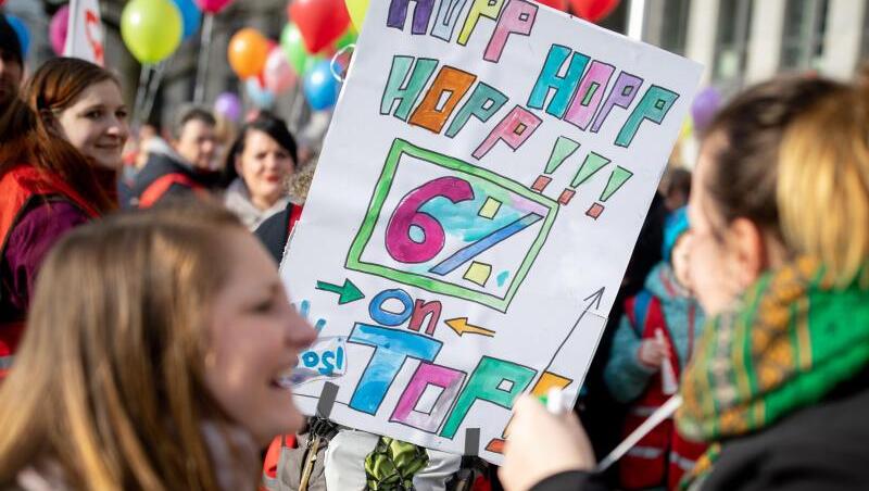Mit Plakaten und Luftballons demonstrieren Lehrer und Erzieher in Berlin für mehr Gehalt. Mit Plakaten und Luftballons demonstrieren Lehrer und Erzieher in Berlin für mehr Gehalt.