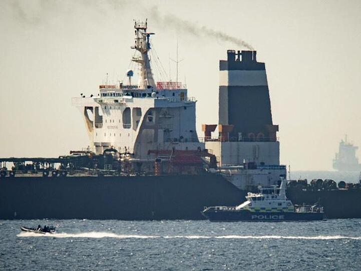 Der Supertanker "Grace 1" neben einem Schiff der britischen Marine in den Gewässern von Gibraltar.