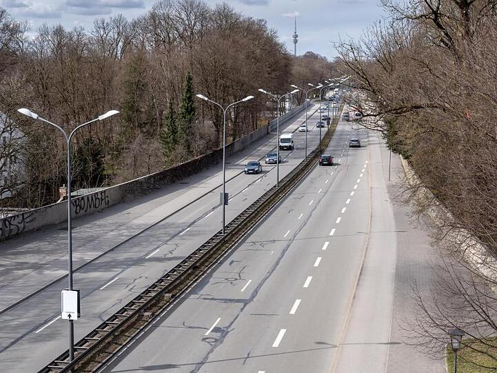 Ruhiger Verkehr herrscht auf dem mittleren Ring der bayerischen Landeshauptstadt. Foto: Peter Kneffel/dpa