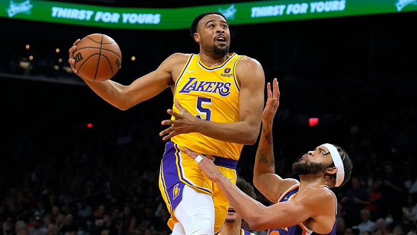 Los Angeles Lakers-Guard Talen Horton-Tucker (5) geht an Phoenix Suns-Center JaVale McGee (r) vorbei zum Korb.