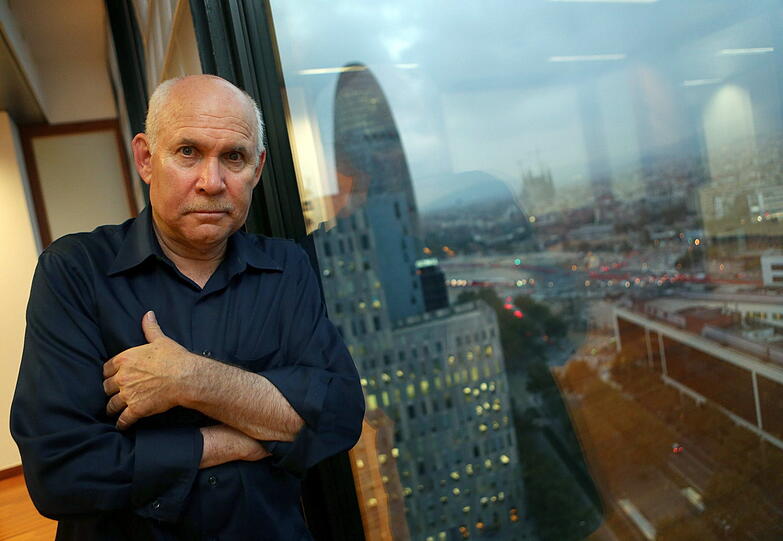 Steve McCurry wurde 1950 in Philadelphia geboren. Er studierte Film und Geschichte in seiner Heimatstadt, arbeitete für eine Lokalzeitung und ging als freiberuflicher Fotograf nach Indien. Internationale Bekanntheit erlangte er durch seine Dokumentation der sowjetischen Intervention in Afghanistan. 1986 wurde er Mitglied der Agentur Magnum.