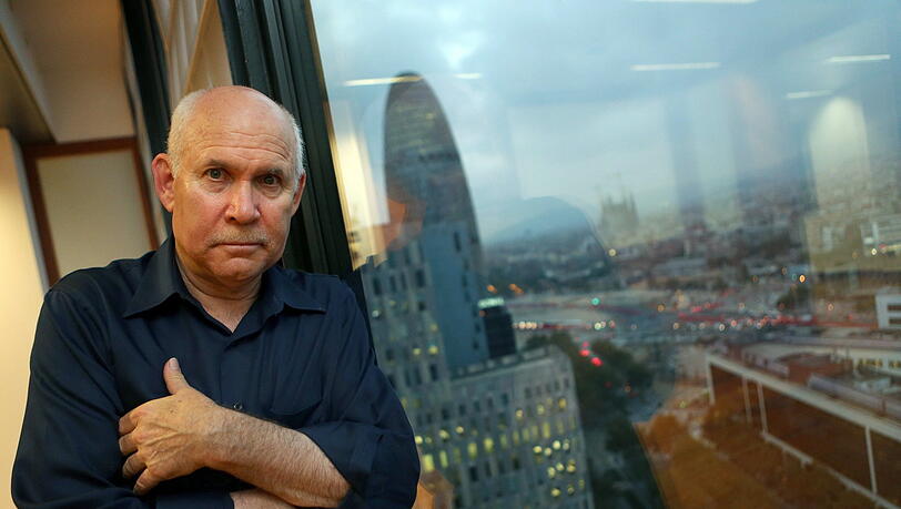 Steve McCurry wurde 1950 in Philadelphia geboren. Er studierte Film und Geschichte in seiner Heimatstadt, arbeitete für eine Lokalzeitung und ging als freiberuflicher Fotograf nach Indien. Internationale Bekanntheit erlangte er durch seine Dokumentation der sowjetischen Intervention in Afghanistan. 1986 wurde er Mitglied der Agentur Magnum. Steve McCurry wurde 1950 in Philadelphia geboren. Er studierte Film und Geschichte in seiner Heimatstadt, arbeitete für eine Lokalzeitung und ging als freiberuflicher Fotograf nach Indien. Internationale Bekanntheit erlangte er durch seine Dokumentation der sowjetischen Intervention in Afghanistan. 1986 wurde er Mitglied der Agentur Magnum.