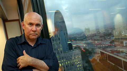 Steve McCurry wurde 1950 in Philadelphia geboren. Er studierte Film und Geschichte in seiner Heimatstadt, arbeitete für eine Lokalzeitung und ging als freiberuflicher Fotograf nach Indien. Internationale Bekanntheit erlangte er durch seine Dokumentation der sowjetischen Intervention in Afghanistan. 1986 wurde er Mitglied der Agentur Magnum.