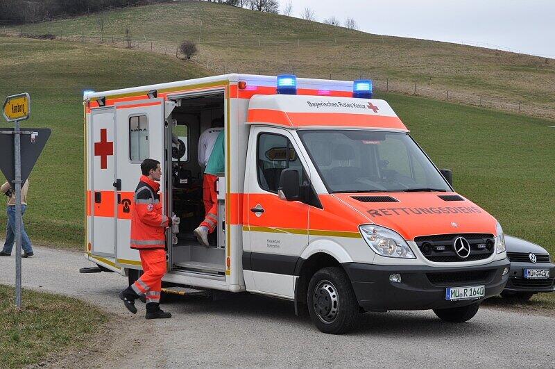 Die Bilder vom tragischen Unfall im Landkreis Mühldorf. Das 7-jährige Mädchen wurde von dem VW angefahren. Ein Rettungshubschrauber brachte die Schülerin ins Krankenhaus.