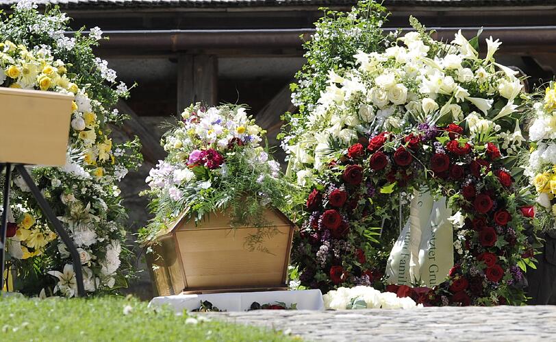 Ein geschmueckter Sarg steht am Freitag vor der evangelischen Mauritiuskirche im schweizerischen Saanen im Rahmen der fuer den Nachmittag vorgesehenen Trauerfeier und der Beerdigung von Gunter Sachs (1932-2011).