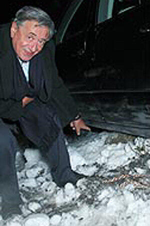 Die Lugner-Limo bleibt im Schnee stecken.