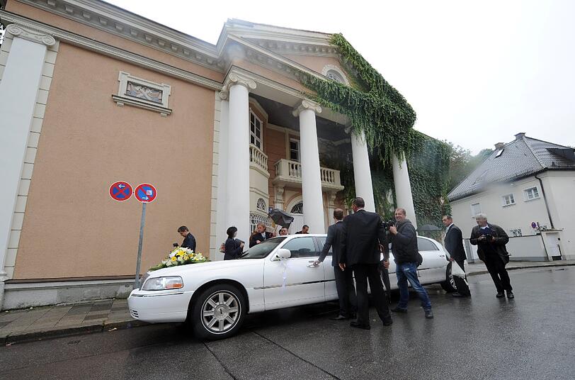 Fotografen und Sicherheitskräft nach der Trauung des Sängers Roberto Blanco vor dem Eingang des Standesamts in der Mandlstraße bei der Hochzeits-Limousine.
